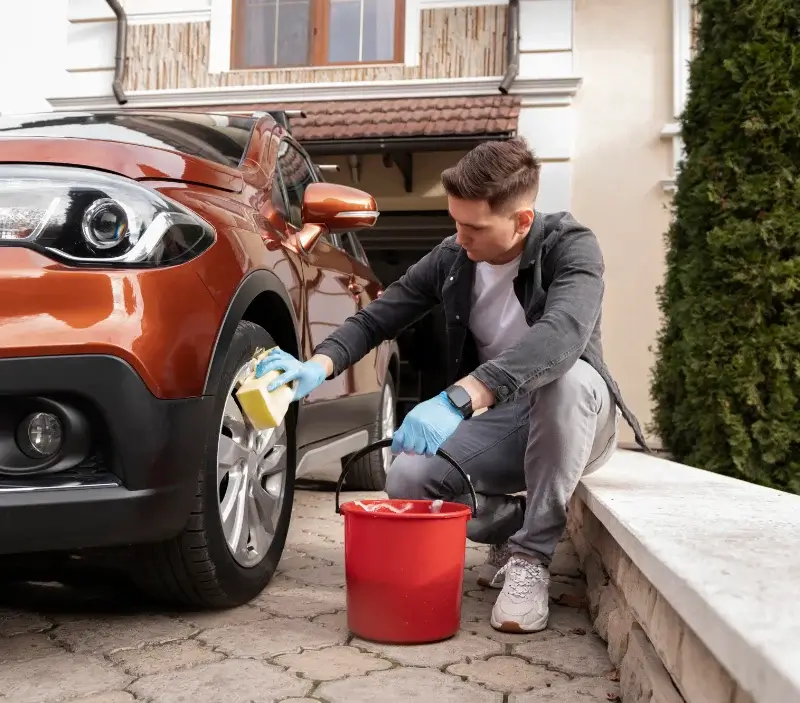Lavage auto à domicile Tréguidel : professionnel intervenant sur un véhicule
